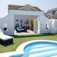 Vibrant Seafront Home With Seasonal Pool