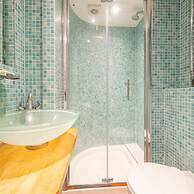 Stylist Split Level 2 Bed With Parking