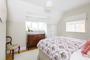 Newly Renovated Cottage 150m From Waterfront
