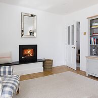 Newly Renovated Cottage 150m From Waterfront