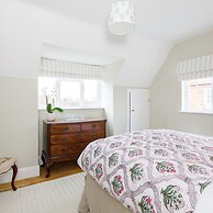 Newly Renovated Cottage 150m From Waterfront
