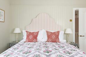 Newly Renovated Cottage 150m From Waterfront