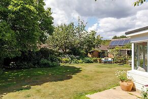 Newly Renovated Cottage 150m From Waterfront