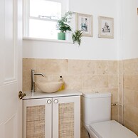 Newly Renovated Cottage 150m From Waterfront