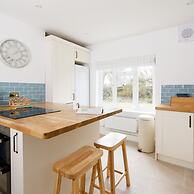 Newly Renovated Cottage 150m From Waterfront