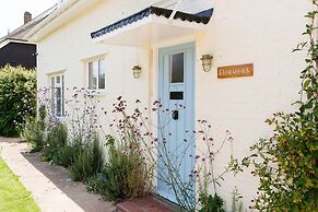 Newly Renovated Cottage 150m From Waterfront