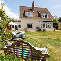 Newly Renovated Cottage 150m From Waterfront