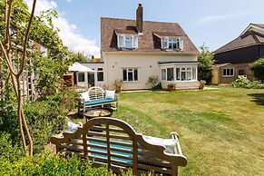 Newly Renovated Cottage 150m From Waterfront