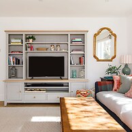 Newly Renovated Cottage 150m From Waterfront
