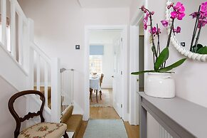 Newly Renovated Cottage 150m From Waterfront
