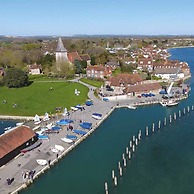 Newly Renovated Cottage 150m From Waterfront