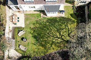 Newly Renovated Cottage 150m From Waterfront