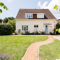 Newly Renovated Cottage 150m From Waterfront