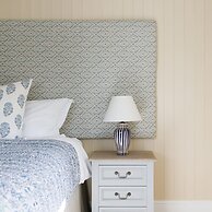 Newly Renovated Cottage 150m From Waterfront