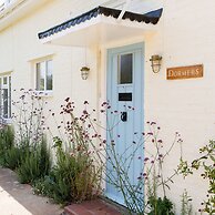 Newly Renovated Cottage 150m From Waterfront