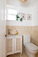 Newly Renovated Cottage 150m From Waterfront