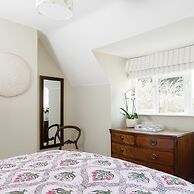 Newly Renovated Cottage 150m From Waterfront