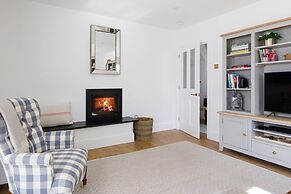 Newly Renovated Cottage 150m From Waterfront