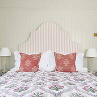 Newly Renovated Cottage 150m From Waterfront