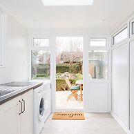 Newly Renovated Cottage 150m From Waterfront