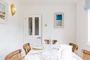 Newly Renovated Cottage 150m From Waterfront