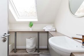 Serene Riverside 6BR Luxury Retreat in Curdridge