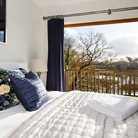 Serene Riverside 6BR Luxury Retreat in Curdridge