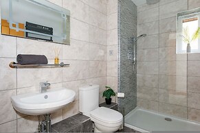 Serene Riverside 6BR Luxury Retreat in Curdridge