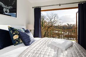 Serene Riverside 6BR Luxury Retreat in Curdridge