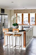 Serene Riverside 6BR Luxury Retreat in Curdridge