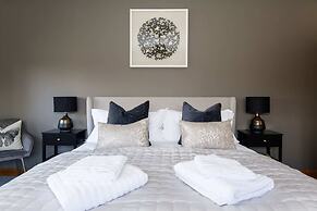 Serene Riverside 6BR Luxury Retreat in Curdridge