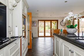 Serene Riverside 6BR Luxury Retreat in Curdridge