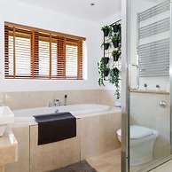 Serene Riverside 6BR Luxury Retreat in Curdridge