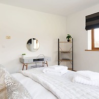 Serene Riverside 6BR Luxury Retreat in Curdridge