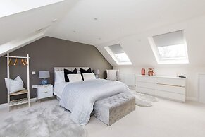 Serene Riverside 6BR Luxury Retreat in Curdridge