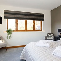 Serene Riverside 6BR Luxury Retreat in Curdridge