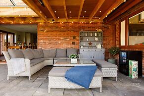 Serene Riverside 6BR Luxury Retreat in Curdridge