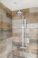 Serene Riverside 6BR Luxury Retreat in Curdridge