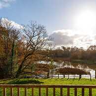 Serene Riverside 6BR Luxury Retreat in Curdridge