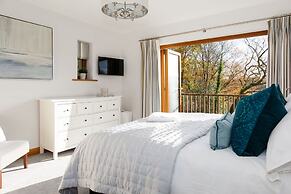 Serene Riverside 6BR Luxury Retreat in Curdridge