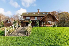 Serene Riverside 6BR Luxury Retreat in Curdridge