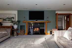 Serene Riverside 6BR Luxury Retreat in Curdridge