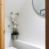 Serene Riverside 6BR Luxury Retreat in Curdridge