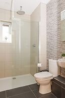 Serene Riverside 6BR Luxury Retreat in Curdridge