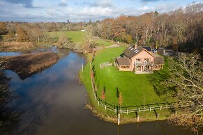 Serene Riverside 6BR Luxury Retreat in Curdridge