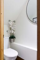 Serene Riverside 6BR Luxury Retreat in Curdridge