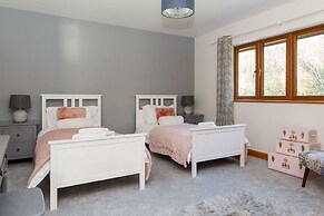 Serene Riverside 6BR Luxury Retreat in Curdridge