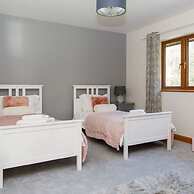 Serene Riverside 6BR Luxury Retreat in Curdridge