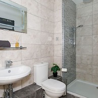 Serene Riverside 6BR Luxury Retreat in Curdridge