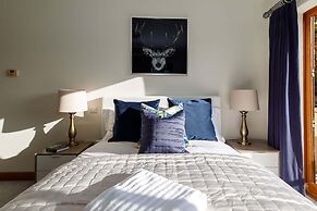 Serene Riverside 6BR Luxury Retreat in Curdridge